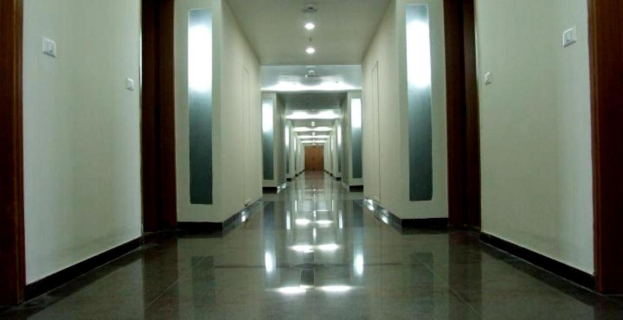 The Townhall Ченай Екстериор снимка